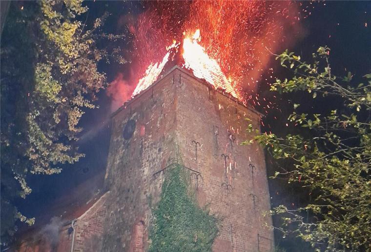 Kirchturm in Bremerhaven stand in Flammen: Feuerwehr verhindert Großbrand Bildnachweis: Feuerwehr Bremerhaven.Bildunterschrift: Brand Kirche Bremerhaven Wulsdorf