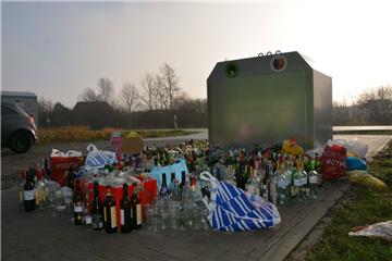 Flaschen, so weit das Auge reicht, stehen mittlerweile am neuen Glascontainer an der Imsumer Straße in Langen. Denn schon nach wenigen Tagen ist der neue Sammelbehälter überfüllt.