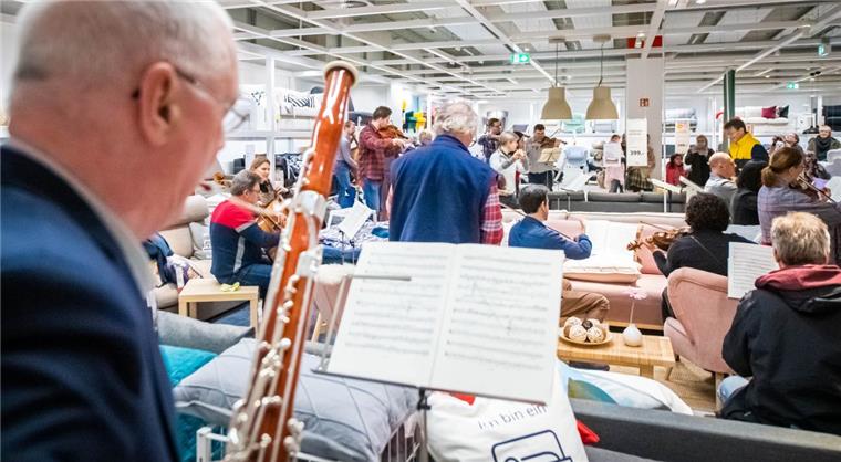 Bremerhaven: Orchester-Flashmob bei Ikea wird zahlreich geklickt Flashmob bei Ikea in Bremerhaven: Das Philharmonische Orchester Bremerhaven spielt "Die Moldau".