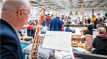 Flashmob bei Ikea in Bremerhaven: Das Philharmonische Orchester Bremerhaven spielt "Die Moldau". 