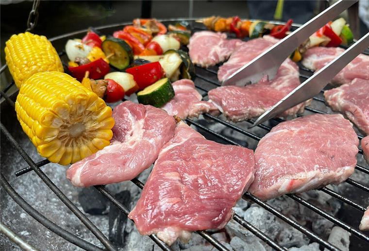 Balkon-Regeln: Was Mieter wissen müssen Fleisch und Gemüse liegen auf dem Grill