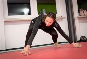 Zwei Personen üben eine Sportart aus "Bamboo"