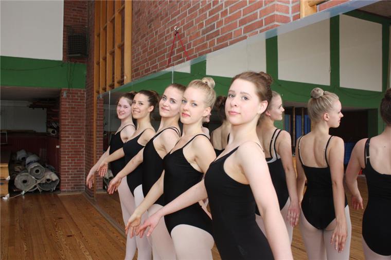 Fliegen im Juli für einen Ballett-Workshop nach Südafrika (von links): Ellen Kleppe, Lina Breuer, Marie Claussen, Lucie Landsberg und Alicia Tienken.  Foto Gehrke