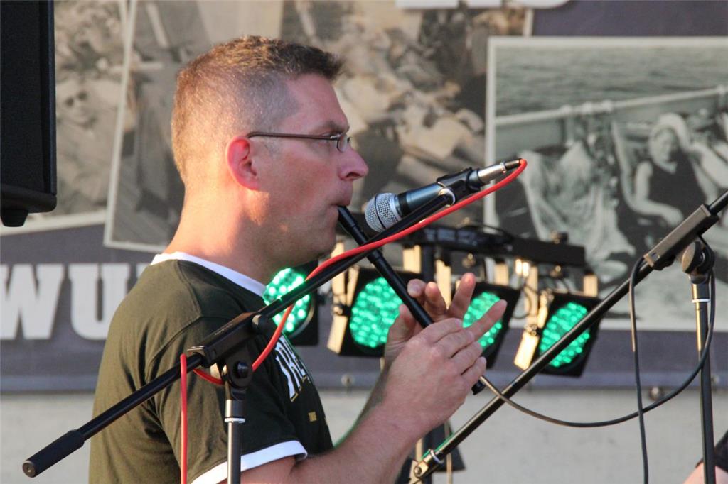 Flötenspieler Marc zum Sande bringt dem Publikum die Flötentöne bei: Hot Asphalt aus Hamburg boten eine bunte Mischung auf Irish Folk und Popsongs und beim Sonnen- untergang baute sich eine entspannte Open-Air-Stimmung vor dem Auswanderer Haus, das dieses Abend ganz im Zeichen der grünen Insel stand.