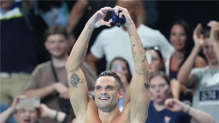 Macron ist Zeuge: Marchand gewinnt viertes Olympia-Gold Florent Manaudou brachte die Stimmung beim Schwimmen zum Kochen.