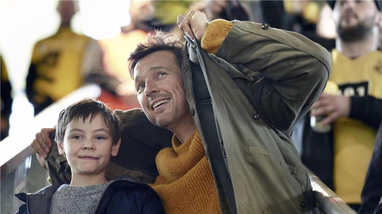 „Wochenendrebellen“ - eine wahre Familiengeschichte Florian David Fitz (r) als Mirco und Cecilio Andresen als Jason im Film „Wochenendrebellen“.