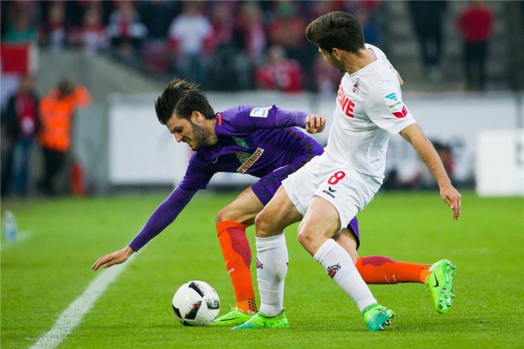 Florian Grillitsch (links) und Werder sind in Köln ins Straucheln geraten.  Das 3:4 beendet eine lange Erfolgsserie der Grün-Weißen. Foto Vennenbernd/dpa
