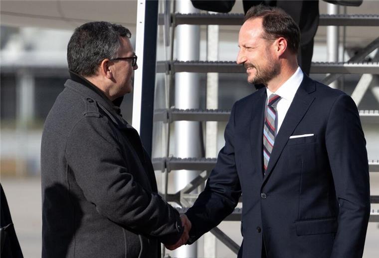 Florian Herrmann (l), Leiter der bayerischen Staatskanzlei, begrüßt Kronprinz Haakon.
