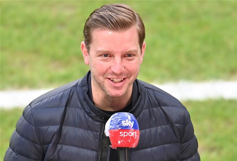 Bremens Trainer Florian Kohfeldt gibt ein Interview am Spielfeldrand vor Spielbeginn