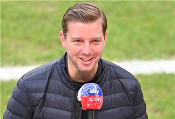 Bremens Trainer Florian Kohfeldt gibt ein Interview am Spielfeldrand vor Spielbeginn