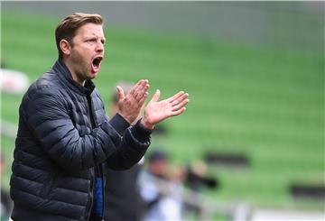 Trainer Florian Kohfeldt gestikuliert an der Seitenlinie. 