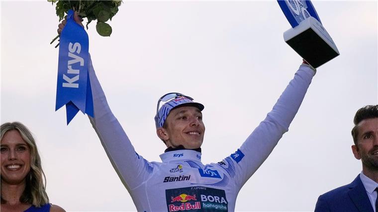 Lipowitz zu Evenepoel-Spekulationen : „Nur Gerüchte“ Florian Lipowitz jubelt auf dem Podium in Paris über seinen dritten Platz bei der Tour de France.