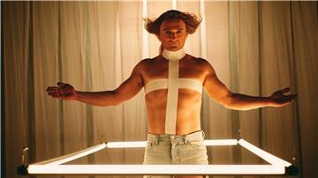 Florian Lukas in einer Szene aus der Serie "Messiah Superstar".