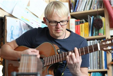 Florian Müller aus Hepstedt macht sich auf seiner dritten CD für die Rechte von Kindern stark. Passend zum Weltkindertag am 20. September erscheint das neue Album.