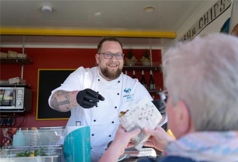 Florian Neumann aus dem Seefischkochstudios an ungewöhnlicher Wirkungsstätte - im Foodtruck.