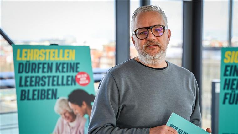 Florian Pfeffer, Landesvorstandssprecher der Bremer Grünen, spricht bei einer Pressekonferenz.