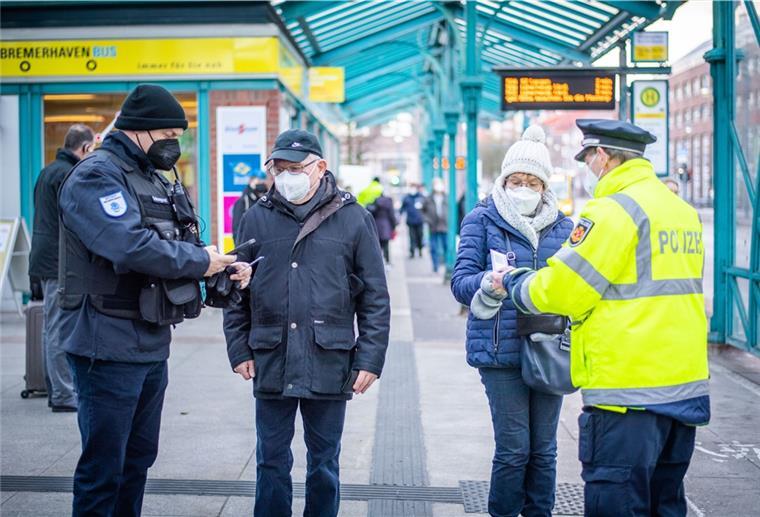 Florian Schmeelk (links) vom Ordnungsamt kontrolliert die Fahrgäste Doris und Rudolf Fickert aus Dortmund. Sie haben die Dokumente für die Busfahrt dabei.
