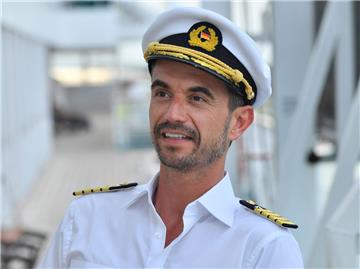 Florian Silbereisen in seiner Rolle als Kapitän auf dem ZDF-"Traumschiff". Das Schiff kommt am Donnerstag nach Bremerhaven.