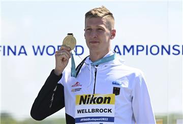 Florian Wellbrock mit seiner Goldmedaille.