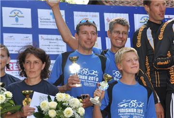 Florian Wellbrock (vorne) im Alter von 12 Jahren auf dem Siegerpodest beim Familientriathlon mit Onkel Andreas (links) und Vater Bernd Wellbrock.