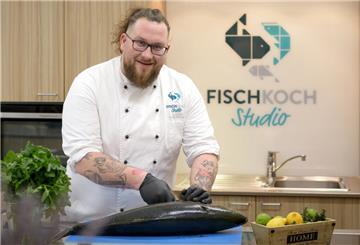 Florian Zerbst hält einen Fisch