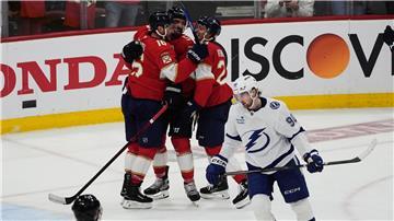 Florida bejubelt den Wendepunkt durch Aaron Ekblad (Mitte).