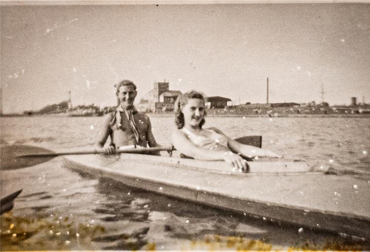 Flott auf der Weser unterwegs: Werner Behrmann und Inge Thiel ziehen im Sommer 1949 paddelnd an Tiergrotten und Strandhalle vorüber. Und steuern im Jahr darauf den „Hafen der Ehe“ an.