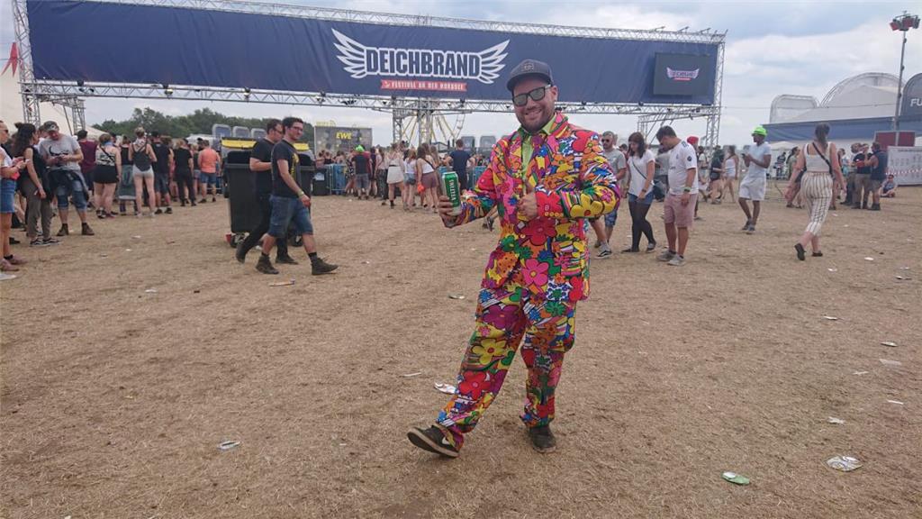 Flower Power beim Deichbrand mit Nico Klotz aus Leer. Foto: Klein