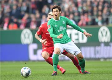 Flüchtigkeitsfehler und Ungenauigkeiten im Spiel macht Werder Bremen im Spiel gegen Union Berlin zu schaffen: Im Bild  kämpft Yuya Osaka (rechts)  gegen Unions Robert Andrich um den Ball. 