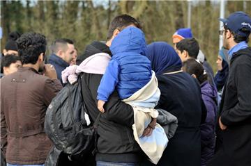 Flüchtlinge treffen an der Kreissporthalle in Hagen ein. Foto Scheschonka
