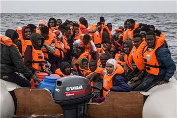 Flüchtlinge und Migranten warten auf einem überfüllten Schlauchboot im Mittelmeer darauf, von der spanischen Nichtregierungsorganisation Proactiva Open Arms nördlich von Al-Khums (Libyen) gerettet zu werden. Die Zahl der illegal in die EU eingereisten Flüchtlinge und Migranten ist nach Angaben der Grenzschutzagentur Frontex 2017 um 60 Prozent zurückgegangen. Auch in Zeven kommen derzeit weniger Menschen an, es können jedoch jederzeit welche vom Land zugewiesen werden, wie Heiko Meyer im Gespräch berichtete. 