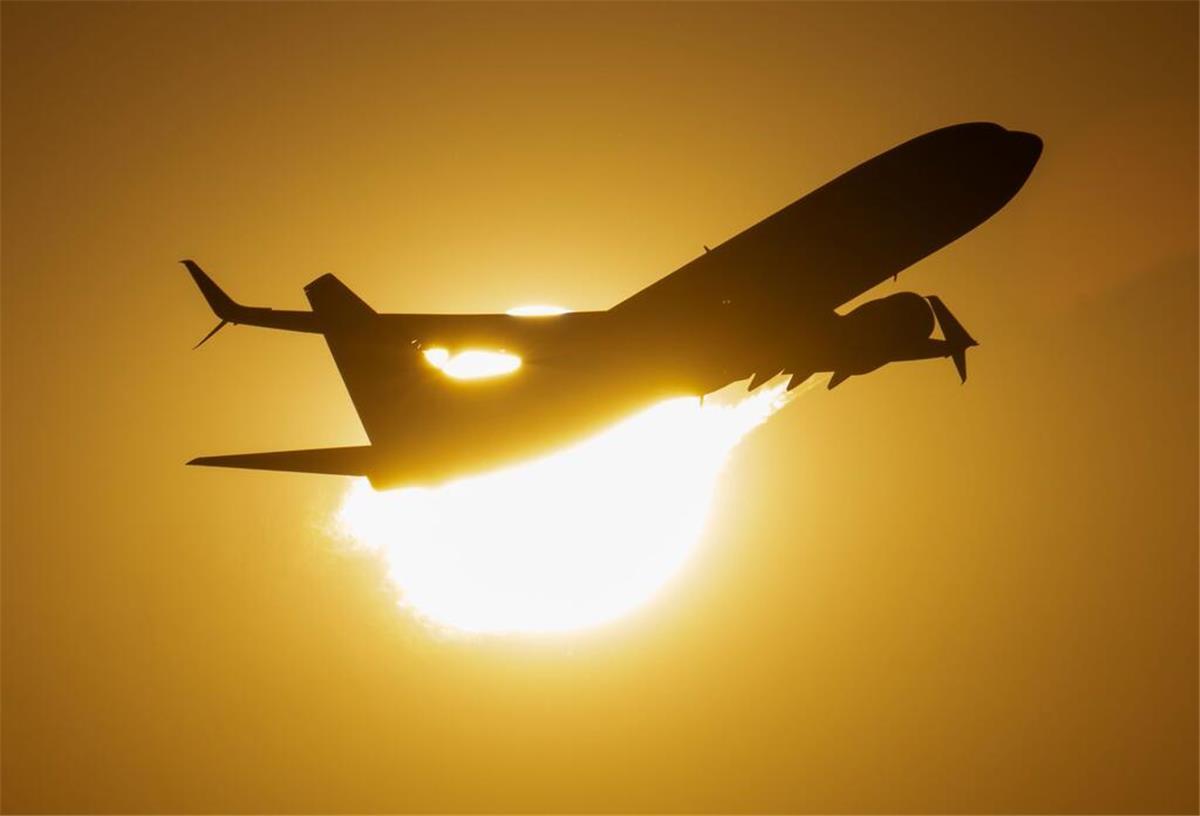 Neue EU-Regel sorgt für Ärger: Millionen Fluggäste könnten leer ausgehen Eine Maschine startet am Flughafen Leipzig/Halle.
