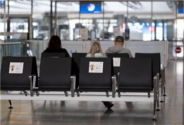 Fluggäste in Hannover warten auf ihren Flieger. Griechenland ist derzeit als Ziel besonders beliebt.