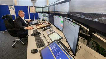 Fluglotse Kai Heinrich kann im neuen Remote-Tower-Kontrollzentrale (RTC-Center) auch weit entfernte Flugplätze überwachen. (Foto aktuell) 