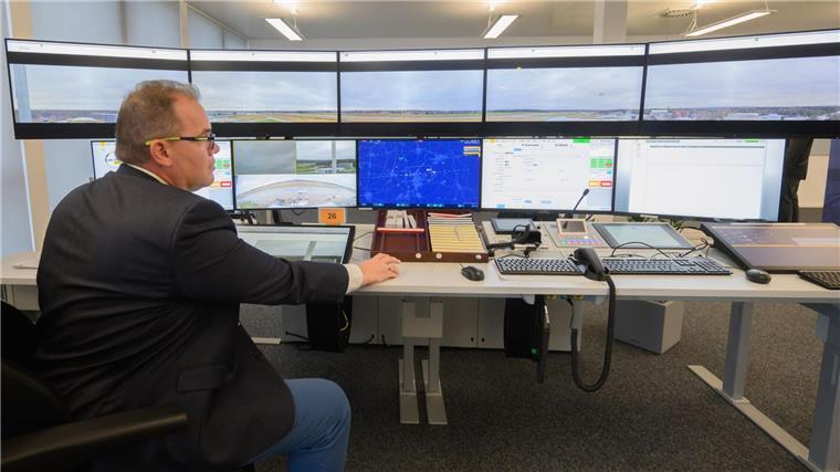 Flugsicherung aus der Ferne - Braunschweig steuert Emden mit Fluglotse Kai Heinrich überwacht den Betrieb des Flughafens Braunschweig-Wolfsburg. (Foto aktuell)