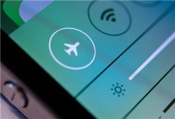 ARCHIV - Flugmodus an: Mit Handy-Einstellungen kann man regeln, was und wer einen wann erreichen kann - und so für echte «Flow»-Momente sorgen. (zu dpa: «Auszeit fürs Smartphone: 5 Tipps für Digital Detox im Urlaub») Foto: Franziska Gabbert/dpa-tmn - Honorarfrei nur für Bezieher des dpa-Themendienstes +++ dpa-Themendienst +++