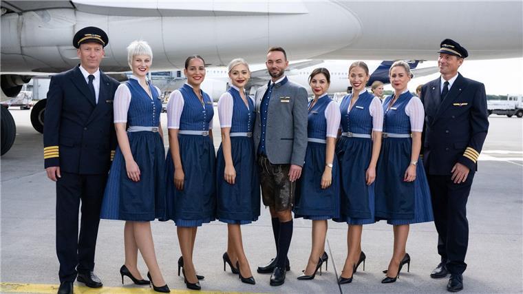Vom Bauernkleid zur Lufthansa-Uniform: Das Dirndl im Wandel Flugpersonal der Lufthansa in Tracht bei einem Fototermin 2022.