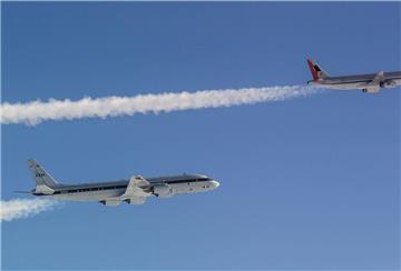 Flugzeug-Duo: Die erste Maschine hat verschiedende Kraftstoffmischungen getankt, die zweite fliegt hinterher und untersucht die Emissionen.