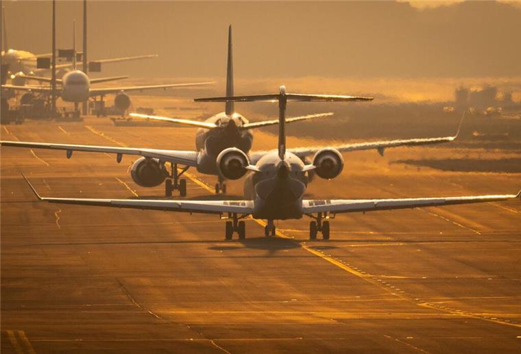 Ticketsteuer, Biosprit, Autokauf: Das ändert sich im Mai Flugzeuge auf dem Flughafen Frankfurt: Zum 1. Mai steigt die Ticketsteuer je nach Entfernung.