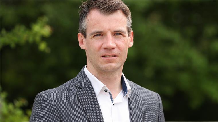 Dressur-Skandal kurz vor Olympia: 24 Schläge auf Pferdebeine FN-Sportchef Dennis Peiler: Vom Video mit Schlägen auf Pferdebeine überrascht