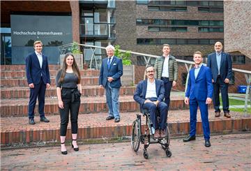 Fördervereinsvorsitzender Prof. Ulrich Sander (Dritter von links) mit Preisträgern und Hochschulrektor.