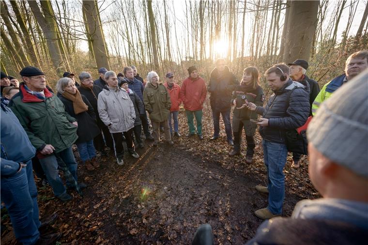 Försterin Lina Richardt (5. von rechts) klärt über Baumfällarbeiten im Wasserwerkswald Leherheide auf.