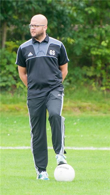 Fokussiert: Trainer Gunnar Schmidt will mit seinem FC Hagen/Uthlede den Höhenflug fortsetzen. Als möglicher Meister der Landesliga könnte Hagen/Uthlede als erstes Team aus dem Cuxland seit 14 Jahren wieder in der Oberliga spielen. Foto Adebahr