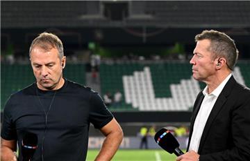 Bundestrainer Hansi Flick (l) steht nach dem Spiel beim TV-Interview von RTL mit dem ehemaligen Nationalspieler und TV-Experten Lothar Matthäus.