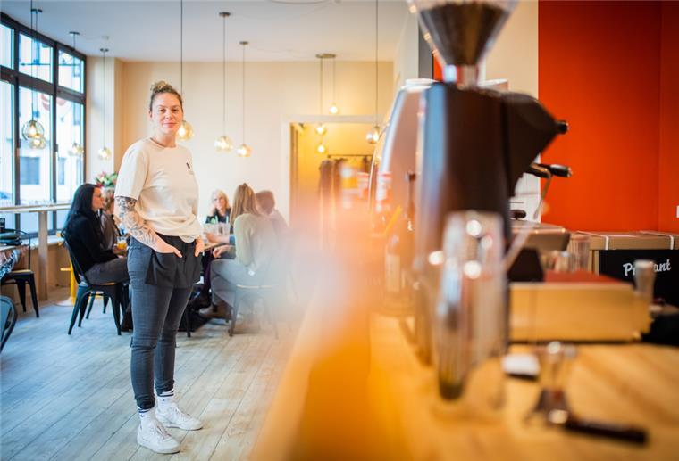 Eine Frau steht in einem Café.