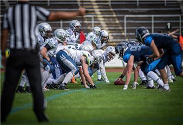 Football-Saisonstart: Die Mannschaft der Bremerhaven Seahawks (weiße Trikots) trifft im Nordseestadion auf die Hamburg Blue Devils. 