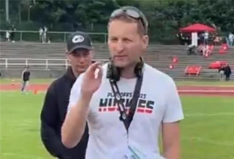 „Ausländer raus? Das find’ ich nicht witzig“: Football-Trainer mit emotionalem Wahl-Aufruf Footballcoach "Jojo" Liebenau ermahnt sein Team, wählen zu gehen.