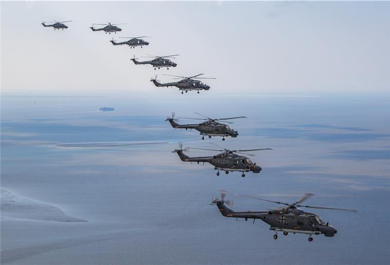 Formationsflug der Nordholzer „Sea Lynx“-Staffel über der Elbmündung. Am 1. Oktober feiert der Bordhubschrauber „Sea Lynx“ bei den Marinefliegern sein 40-jähriges Bestehen.