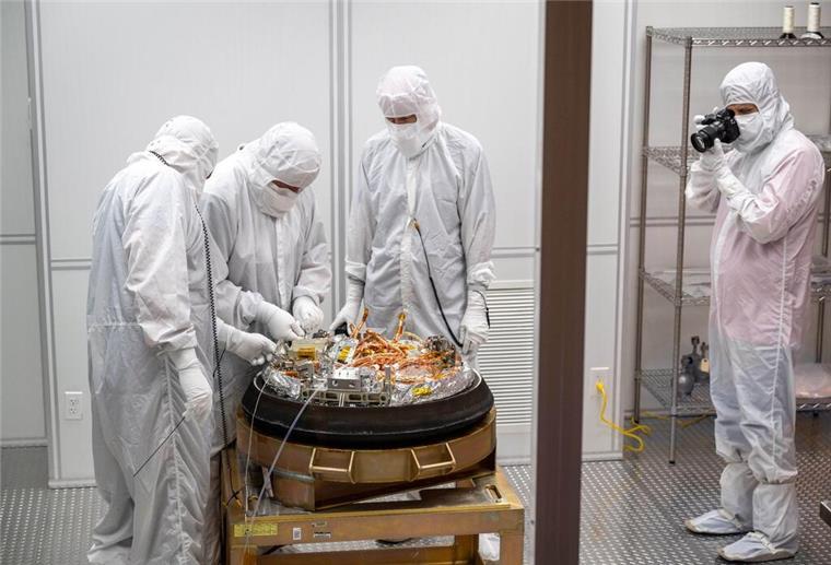 HANDOUT - Wissenschaftler arbeiten an der von der Nasa-Sonde «Osiris-Rex» über der Erde abgeworfenen Kapsel mit einer Geröllprobe vom Asteroiden Bennu. Foto: Keegan Barber/Nasa/Zuma Press/dpa - ACHTUNG: Nur zur redaktionellen Verwendung und nur mit vollständiger Nennung des vorstehenden Credits