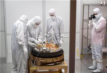 HANDOUT - Wissenschaftler arbeiten an der von der Nasa-Sonde «Osiris-Rex» über der Erde abgeworfenen Kapsel mit einer Geröllprobe vom Asteroiden Bennu. Foto: Keegan Barber/Nasa/Zuma Press/dpa - ACHTUNG: Nur zur redaktionellen Verwendung und nur mit vollständiger Nennung des vorstehenden Credits